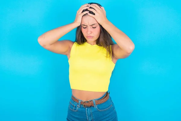 Beautiful Brunette Woman Wearing Yellow Tank Top Blue Background Holding — Stock Photo, Image