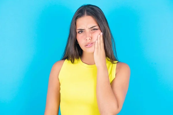 Tandpijn Concept Mooie Brunette Vrouw Dragen Gele Tank Top Blauwe — Stockfoto