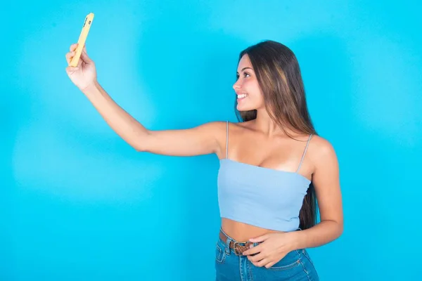 Retrato Mulher Morena Usando Top Tanque Azul Tirando Uma Selfie — Fotografia de Stock