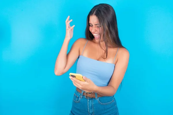 Foto Van Kaukasische Brunette Vrouw Draagt Blauwe Tank Top Houdt — Stockfoto