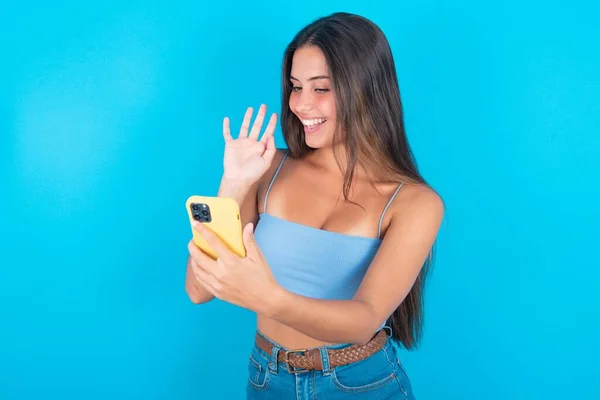 Mavi Kolsuz Bluz Giyen Selfie Çeken Mavi Arka Planda Sallayan — Stok fotoğraf