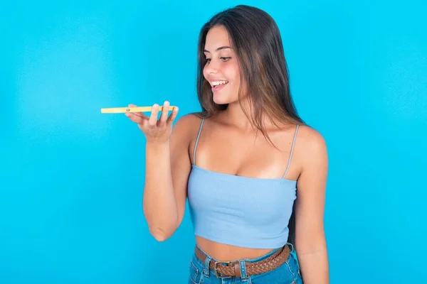 Mujer Morena Sonriente Vistiendo Camiseta Azul Enviando Mensaje Voz Teléfono —  Fotos de Stock