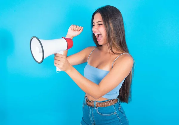 Jeune Femme Brune Portant Débardeur Bleu Criant Fort Mégaphone Sur — Photo