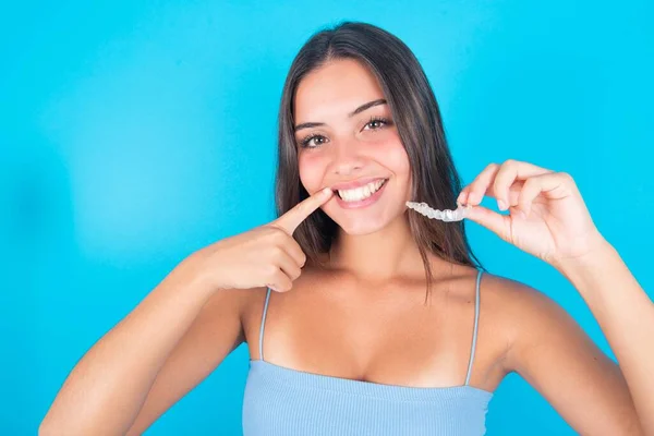 Morena Mujer Vistiendo Camiseta Azul Sosteniendo Alineador Invisible Apuntando Sus —  Fotos de Stock