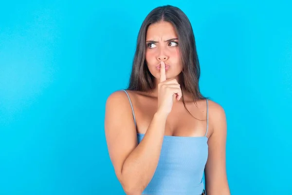 Young Brunette Woman Wearing Blue Tank Top Makes Silence Gesture — Stock Photo, Image