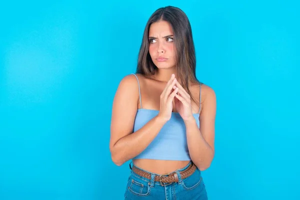 Joven Morena Mujer Vistiendo Azul Tanque Superior Dedos Inclinados Misterioso —  Fotos de Stock