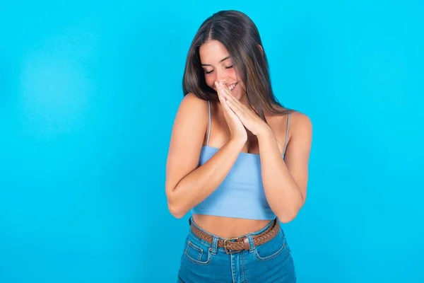 Joven Morena Llena Alegría Vistiendo Camiseta Azul Sobre Fondo Azul — Foto de Stock