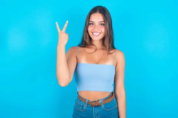 Glimlachen Zoek Vriendelijke Kaukasische Brunette Vrouw Dragen Blauwe Tank Top — Stockfoto