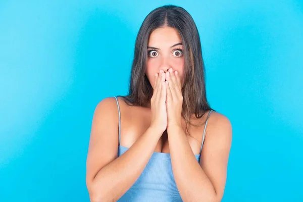 Verwarde Jonge Kaukasische Brunette Vrouw Dragen Blauw Tank Top Houdt — Stockfoto