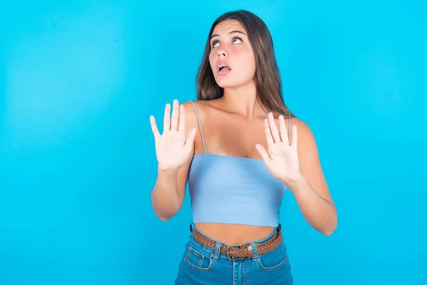 Joven Morena Mujer Con Boca Abierta Usando Azul Camiseta Sin — Foto de Stock