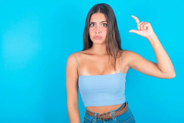 Joven Morena Mujer Vistiendo Camiseta Azul Sobre Fondo Azul Monederos — Foto de Stock