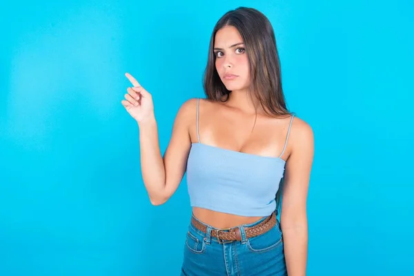 Young Brunette Woman Wearing Blue Tank Top Blue Background Points — Stock Photo, Image