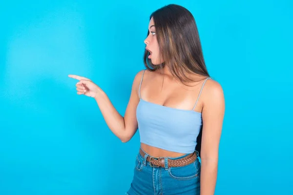 Mujer Morena Joven Aturdido Vistiendo Camiseta Azul Con Puntos Expresión — Foto de Stock