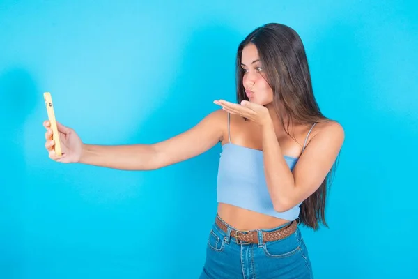 Jeune Femme Brune Portant Débardeur Bleu Sur Fond Bleu Souffle — Photo