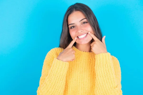 Gelukkig Jong Brunette Vrouw Dragen Geel Trui Blauw Achtergrond Met — Stockfoto