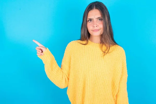 Mujer Morena Seria Vistiendo Suéter Amarillo Sonríe Cara Señala Hacia — Foto de Stock