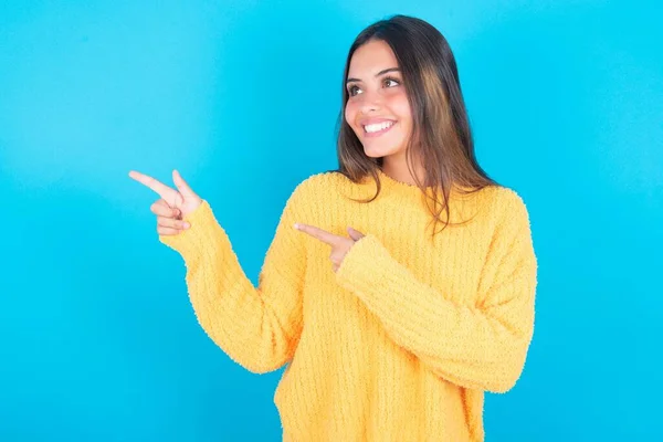 Optimistische Brunette Vrouw Draagt Gele Trui Punten Met Beide Handen — Stockfoto