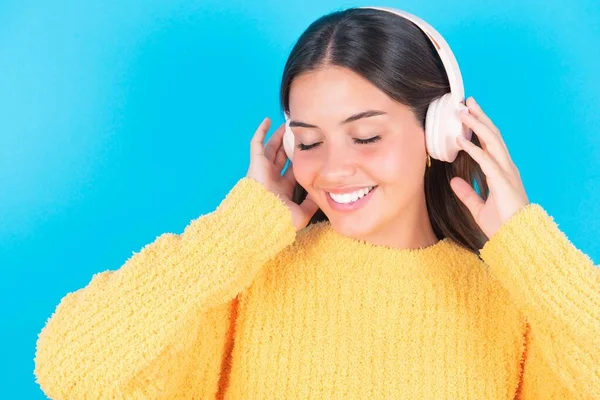 Pleased Young Brunette Woman Closed Eyes Wearing Yellow Sweater Blue — Stock Photo, Image