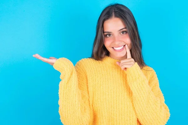 Positieve Jonge Brunette Vrouw Dragen Van Gele Trui Blauwe Achtergrond — Stockfoto