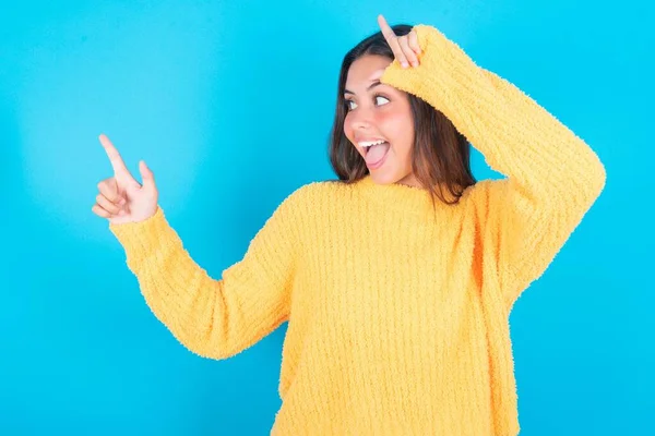 Brunette Vrouw Dragen Van Gele Trui Tonen Verliezer Teken Wijzen — Stockfoto