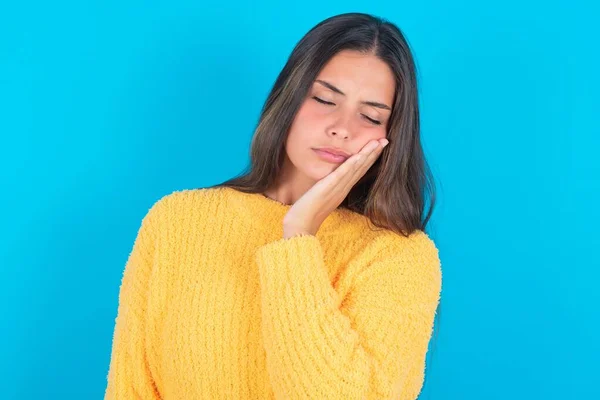 Jong Kaukasisch Brunette Vrouw Dragen Geel Trui Met Kiespijn Blauwe — Stockfoto