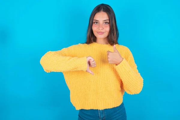 Jovem Morena Mulher Vestindo Suéter Amarelo Sobre Fundo Azul Mostrando — Fotografia de Stock