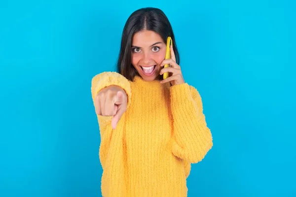 Positieve Brunette Vrouw Draagt Gele Trui Geeft Direct Camera Heeft — Stockfoto