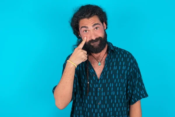 Homem Caucasiano Com Barba Vestindo Camisa Azul Sobre Fundo Azul — Fotografia de Stock