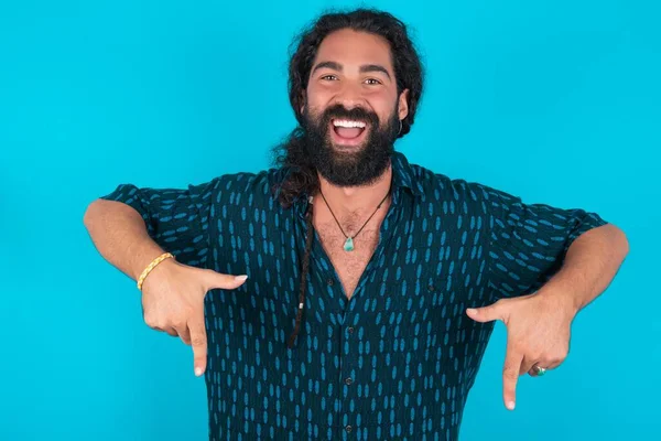 Homem Caucasiano Com Barba Vestindo Camisa Azul Sobre Fundo Azul — Fotografia de Stock