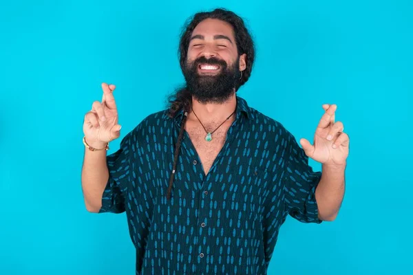 Homem Caucasiano Alegre Com Barba Vestindo Camisa Azul Sobre Fundo — Fotografia de Stock