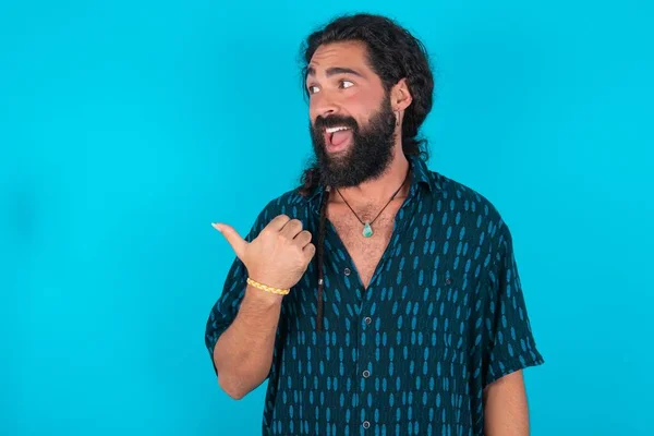 Homem Caucasiano Estupefato Com Barba Vestindo Camisa Azul Sobre Fundo — Fotografia de Stock