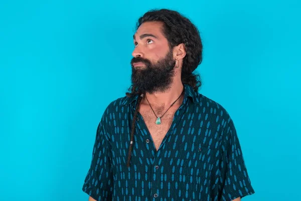 Homem Caucasiano Com Barba Vestindo Camisa Azul Sobre Fundo Azul — Fotografia de Stock