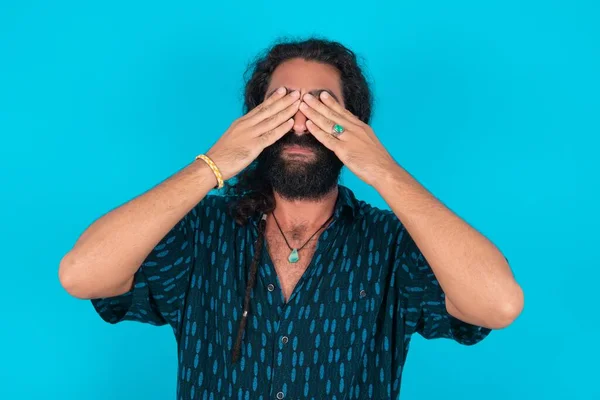 Homem Caucasiano Com Barba Vestindo Camisa Azul Sobre Fundo Azul — Fotografia de Stock