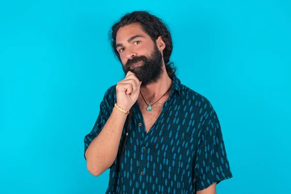 Retrato Homem Caucasiano Pensativo Com Barba Vestindo Camisa Azul Sobre — Fotografia de Stock