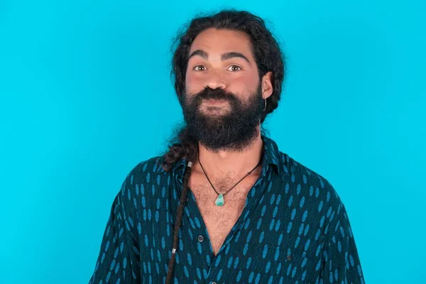 Homem Caucasiano Com Barba Vestindo Camisa Azul Sobre Fundo Azul — Fotografia de Stock