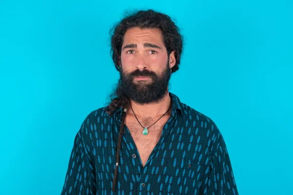 Homem Caucasiano Com Barba Vestindo Camisa Azul Sobre Fundo Azul — Fotografia de Stock