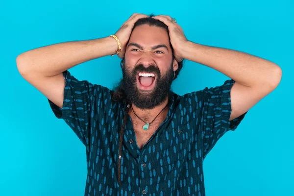 Homem Caucasiano Pânico Chocado Com Barba Vestindo Camisa Azul Sobre — Fotografia de Stock
