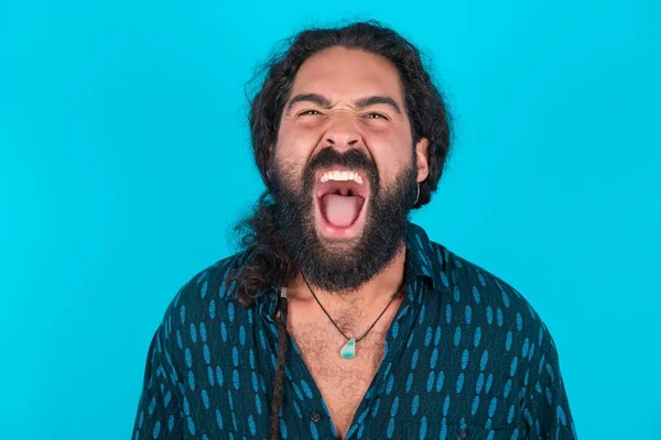 Homem Caucasiano Estressante Com Barba Vestindo Camisa Azul Sobre Fundo — Fotografia de Stock