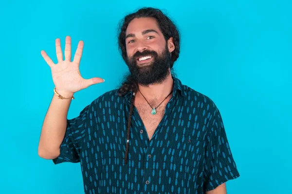 Homem Caucasiano Com Barba Vestindo Camisa Azul Sobre Fundo Azul — Fotografia de Stock