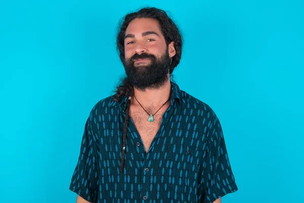 Homem Caucasiano Feliz Com Barba Vestindo Camisa Azul Sobre Fundo — Fotografia de Stock