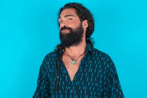 Homem Caucasiano Com Barba Vestindo Camisa Azul Sobre Fundo Azul — Fotografia de Stock