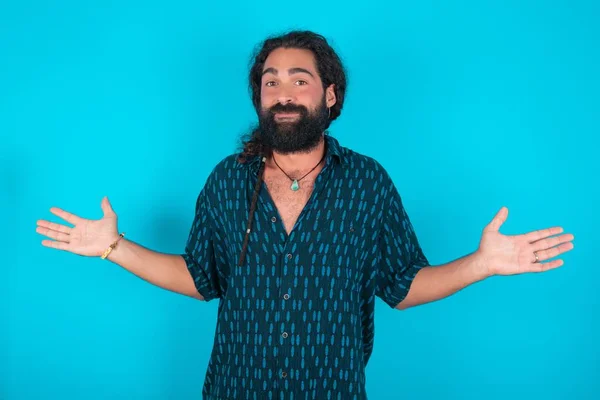 Homem Caucasiano Confuso Sem Noção Com Barba Vestindo Camisa Azul — Fotografia de Stock