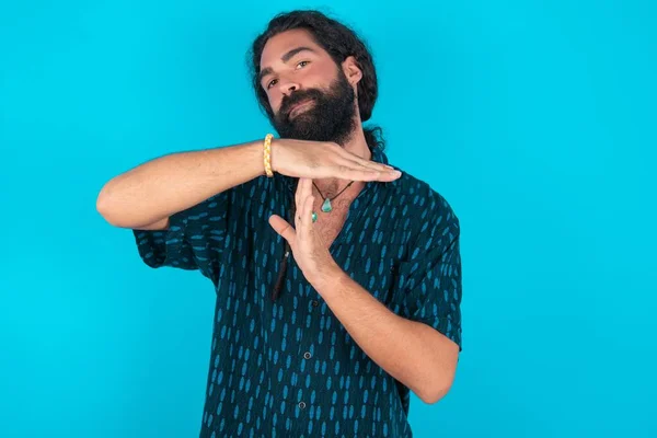 Kaukasischer Mann Mit Bart Trägt Blaues Hemd Vor Blauem Hintergrund — Stockfoto