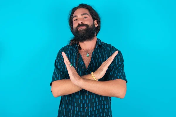 Caucásico Hombre Con Barba Vistiendo Camisa Azul Sobre Fondo Azul — Foto de Stock