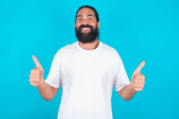 Homem Caucasiano Otimista Com Barba Vestindo Camiseta Branca Sobre Fundo — Fotografia de Stock