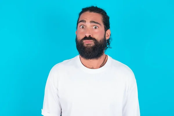 Homem Caucasiano Com Barba Vestindo Camiseta Branca Sobre Fundo Azul — Fotografia de Stock