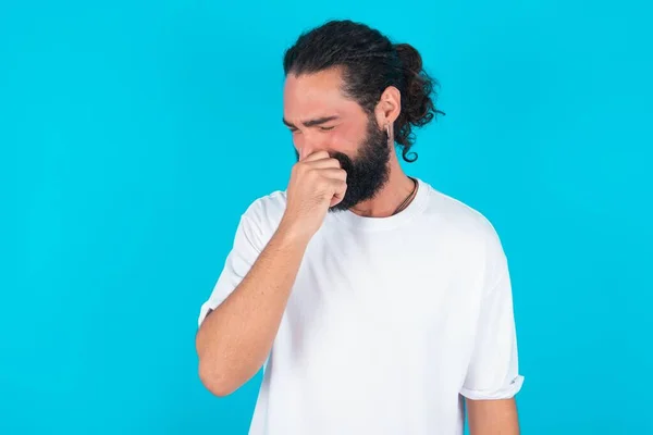 Uomo Caucasico Con Barba Che Indossa Shirt Bianca Sfondo Blu — Foto Stock