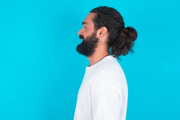 Perfil Homem Caucasiano Sorridente Com Barba Vestindo Camiseta Branca Sobre — Fotografia de Stock