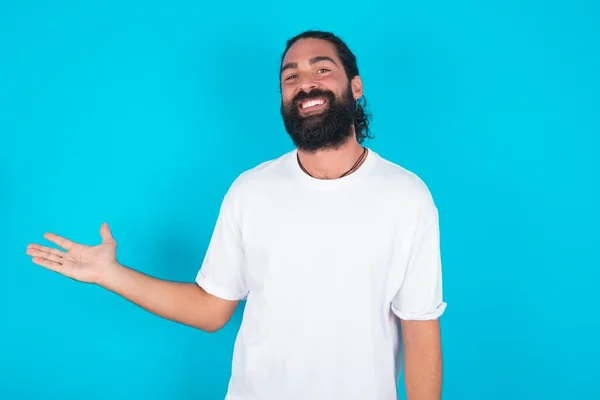 Positivo Feliz Homem Caucasiano Com Barba Vestindo Camiseta Branca Sobre — Fotografia de Stock
