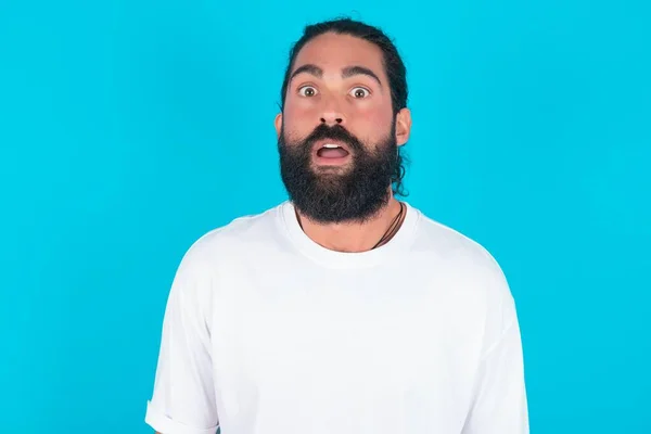 Homem Caucasiano Atraente Emocional Com Barba Vestindo Camiseta Branca Sobre — Fotografia de Stock